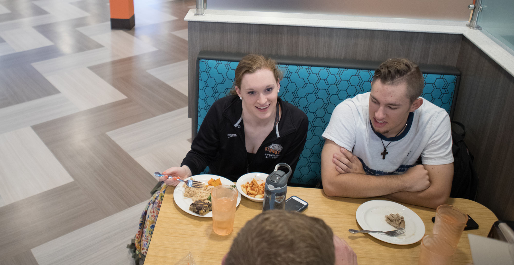 Freshmen Abby Leatherwood and Seth Darrah eat lunch in the dinning hall.