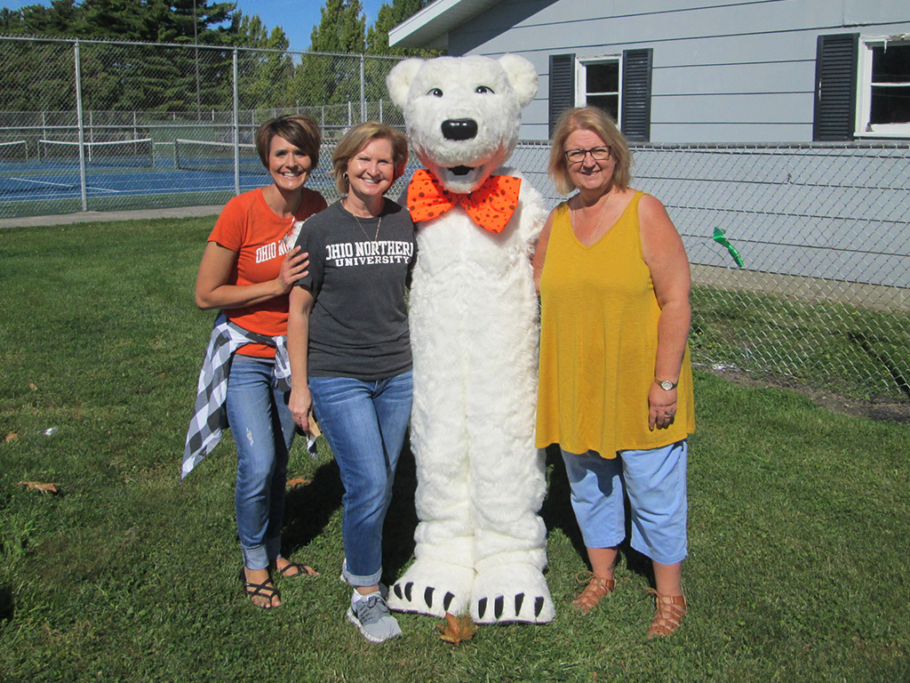 Staff members with «Ӱҵ mascot Klondike