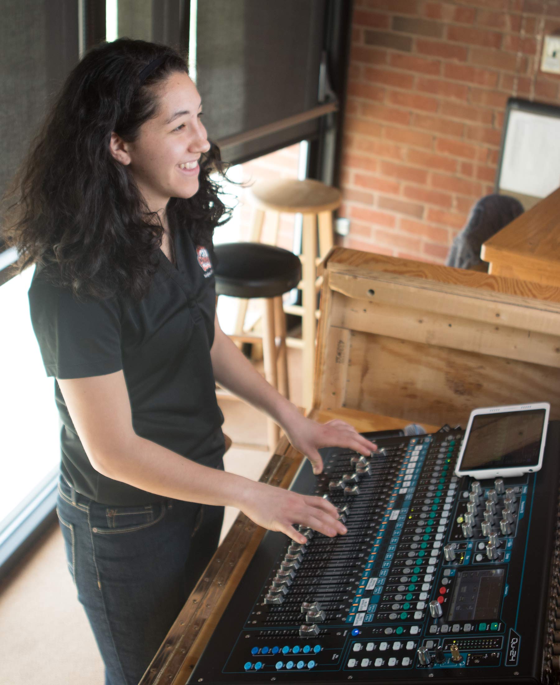 Student works behind the new soundboard in English Chapel on the campus of «Ӱҵ.