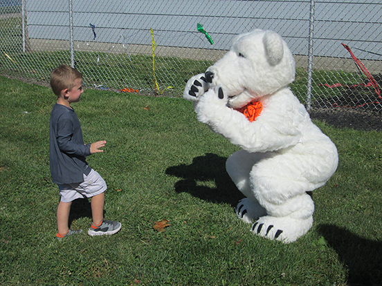 CDC student playing with «Ӱҵ mascot Klondike