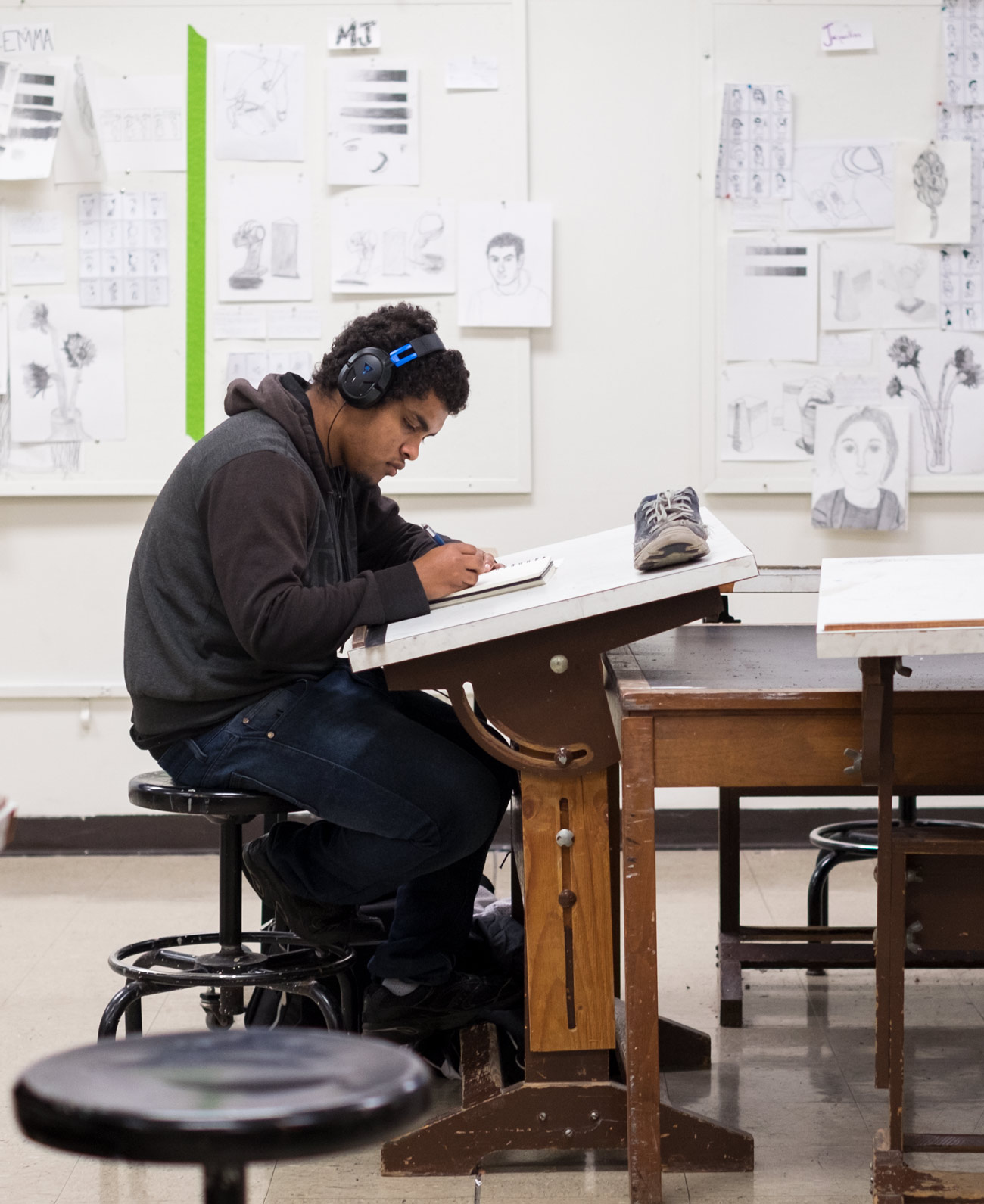 «Ӱҵ freshman M.J. Francis works on sketches in Wilson Art Building.