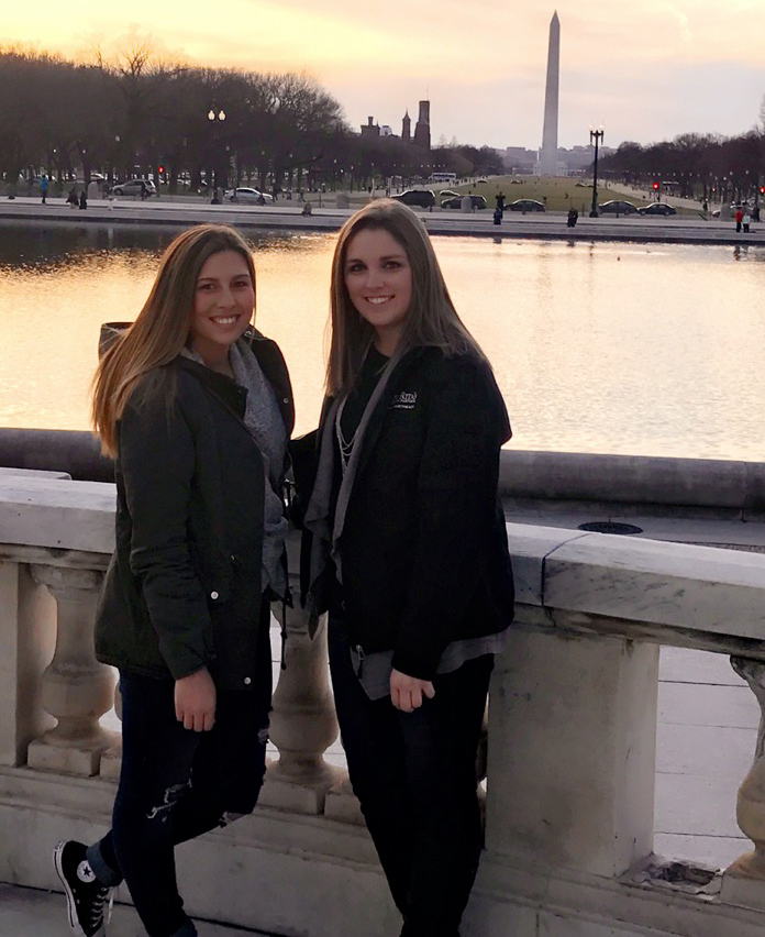 «Ӱҵ students standing in front of the Washington monument