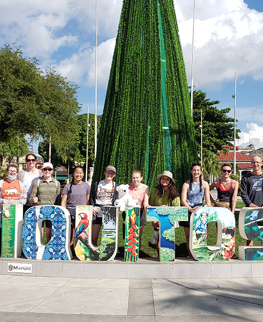 The entire «Ӱҵ contingent on their tour of Iquitos city.