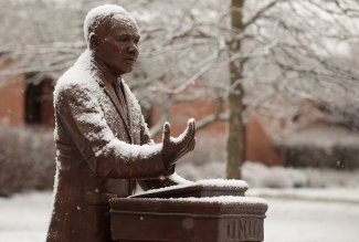 葫芦影业's Martin Luther King, Jr. statue with a dusting of snow.